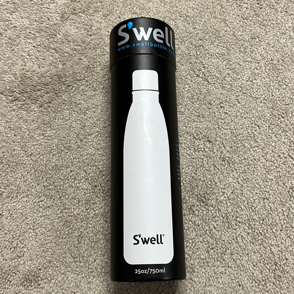 Brand new! 25oz. Swell water bottle - Picture 2 of 4